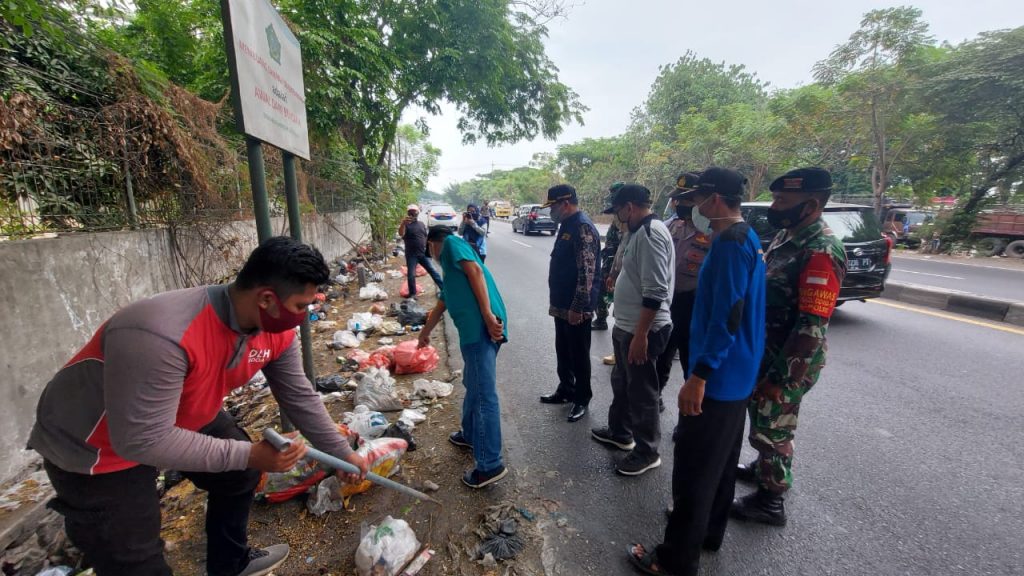 Lihat Sampah  Berserakan di Pinggir  Jalan  Pj Bupati 