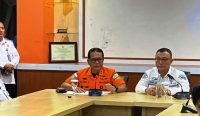 Laksamana Muda TNI Ribut Eko Suyatno Deputi Operasi SAR dan Kesiapsiagaan Basarnas dalam jumpa pers di Pelabuhan Ketapang Banyuwangi, Jawa Timur.