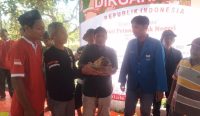 Ali Sodikin saat memberikan penganugerahan Gelar Pahlawan Ketahanan Pangan pada Petani di Pasuruan