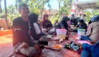 Ali Sodikin bersama warga saat menikmati hidangan makan makan