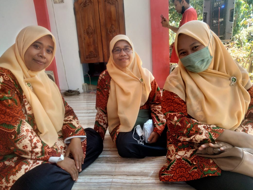 Bu Alfiah Guru RA Kenep, Beji , Pasuruan beserta rekannya, peserta Terapi Kesehatan YARC