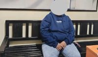 Tersangka S diamankan warga usai aksinya mencuri sepeda motor terbongkar. Sementara sang suami, M, berhasil melarikan diri dengan membawa motor hasil curian. Peristiwa tersebut terjadi di wilayah Kecamatan Bluluk, Kabupaten Lamongan, Rabu (24/12/2025).