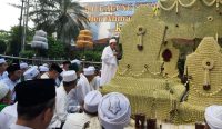 Makam Sunan Ampel setelah 'rehab'. Batu nisan yang asli diganti batu nisan baru