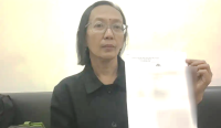 Kuasa hukum pelapor Ratna Indah Pristiwati menunjukkan surat laporan kepada Wartawan