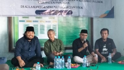 Dr. Khoirul Huda (pegang mik) saat sambutan sosialisasi dan penyuluhan UU No 16 Tahun 2011