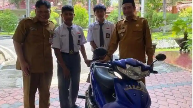 Bupati Bondowoso, Abdul Hamid Wahid (kanan), berfoto bersama pelajar dan Kepala SMKN 3 Bondowoso setelah mencoba sepeda motor listrik yang diberi nama TERMOS di Pendopo Kabupaten, Selasa (31/3/2026).