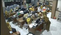 Tangkapan layar Rekaman CCTV yang menunjukkan wanita inisial SE datang ke kantor Prokopim Setda Gresik sambil mengenakan seragam dan membawa SK tugas sebagai humas pada Senin (6/4/2026). Foto: Istimewa.