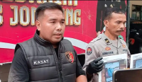 Kasatreskrim Polres Jombang, AKP Dimas Robin Alexander (kiri), saat dikonfirmasi awak media di Lobi Kantor Satreskrim Polres Jombang, Kabupaten Jombang, pada Selasa (21/4/2026).