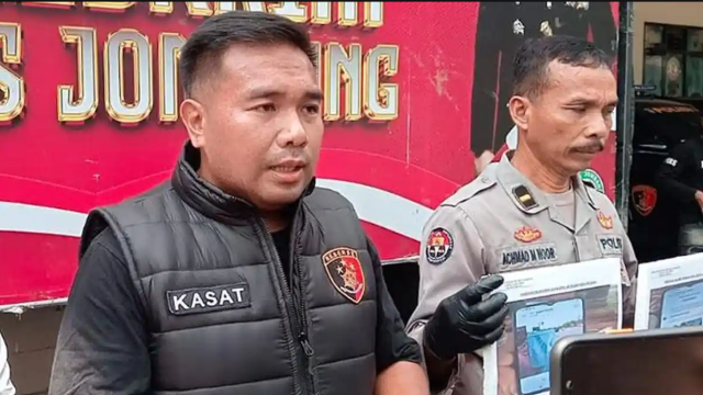 Kasatreskrim Polres Jombang, AKP Dimas Robin Alexander (kiri), saat dikonfirmasi awak media di Lobi Kantor Satreskrim Polres Jombang, Kabupaten Jombang, pada Selasa (21/4/2026).
