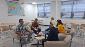 Mulyanto (baju kotak kotak) saat mendampingi warga Curah Dukuh menemui Manajemen PT Hanbit Flavor