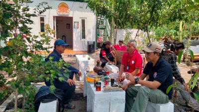 Ali Sodikin, bersama kolega, menikmati suasana Kedai Alam Rimba saat Grand Opening.