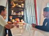 Pengunjung Kedai Alam Rimba, sedang konsultasi aneka obat herbal