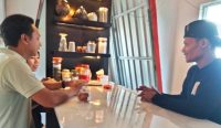 Pengunjung Kedai Alam Rimba, sedang konsultasi aneka obat herbal