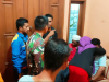 Penyerahan Abdur Rasid oleh Tim SAR ke keluarga.
