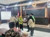 Penyerahan bantuan pada Lukman dari Desa Tawangrejo yang rumahnya roboh diterjang banjir.