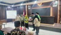 Penyerahan bantuan pada Lukman dari Desa Tawangrejo yang rumahnya roboh diterjang banjir.
