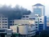 Kepulan asap hitam dari salah satu gedung di RSUD dr Soetomo Surabaya yang terbakar