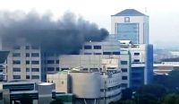 Kepulan asap hitam dari salah satu gedung di RSUD dr Soetomo Surabaya yang terbakar