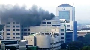 Kepulan asap hitam dari salah satu gedung di RSUD dr Soetomo Surabaya yang terbakar