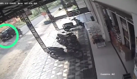Tangkapan layar rekaman CCTV kecelakaan maut sepeda motor dan pikap di Ponorogo