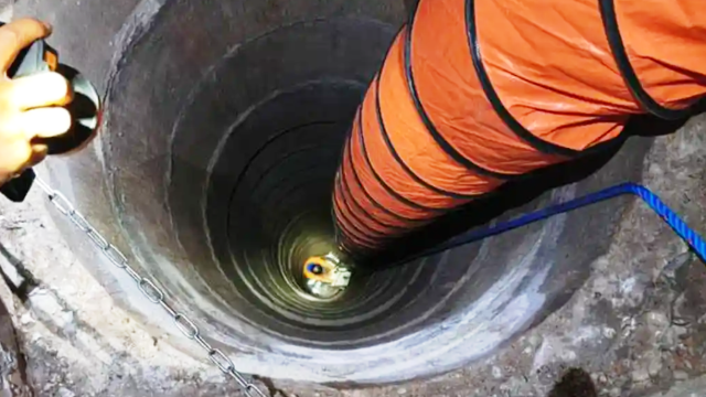 Proses evakuasi yang dilakukan Petugas gabungan terhadap Abimanyu (15) yang tercebur ke sumur di rumahnya, di Dukuh Tenggang Krajan, Desa Ngrupit, Kecamatan Jenangan, Kabupaten Ponorogo. Foto: dok. BPBD.