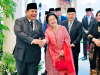 Momen Keakraban Prabowo Subianto Presiden RI saat menggandeng Megawati Soekarnoputri pada acara peringatan hari lahir Pancasila. Foto: Sekretariat Presiden.