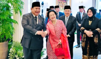 Momen Keakraban Prabowo Subianto Presiden RI saat menggandeng Megawati Soekarnoputri pada acara peringatan hari lahir Pancasila. Foto: Sekretariat Presiden.