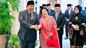 Momen Keakraban Prabowo Subianto Presiden RI saat menggandeng Megawati Soekarnoputri pada acara peringatan hari lahir Pancasila. Foto: Sekretariat Presiden.
