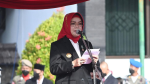 Bupati Sukoharjo, Etik Suryani.