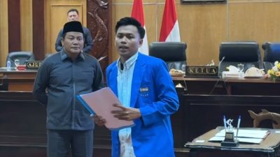 Ketua Umum PC PMII Sidoarjo Muchammad Alfien Ananta, S.Pd (depan Jas Biru). Bupati Sidoarjo, H. Subandi, SH (Belakang Berkopyah).